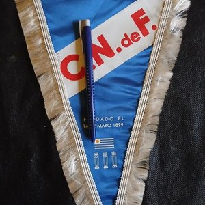 Banderín Club Nacional de Football "Decano del Fútbol Uruguayo" con Flecos - imagen 2