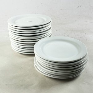 Lote siguiente: Set de 24 Platos Llanos de Loza Blanca "World China"