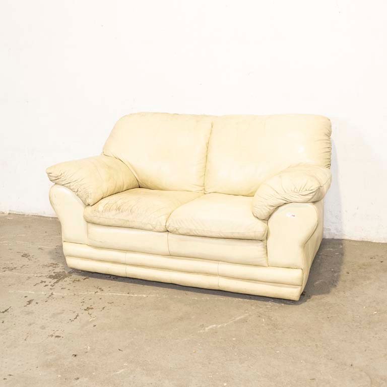 Lote anterior: Sofá de cuero beige en excelente estado