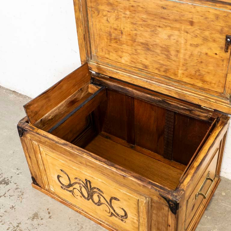 Baúl de madera rústica con accesorios metálicos - imagen 3