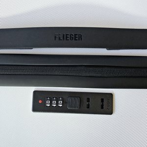 Juego de 3 Valijas Rígidas Blancas Flieger con Diseño Geométrico y 4 Ruedas - imagen 3