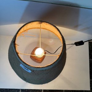 Lámpara de Mesa con Base de Cerámica y Pantalla de Arpillera - imagen 5