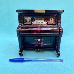 Alhajero musical con forma de piano. Funcionando.  Ver video. 13 cm x 10.5 cm x 14 cm. - imagen 2