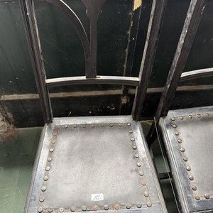 Juego de 2 Sillas de Roble con Tapa de Cuero y Tachas - imagen 2