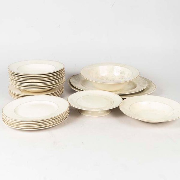 28 Piezas de loza inglesa Myott son & co. Color crema borde dorado. Piezas craqueladas y algunas con cascaduras Medidas: 25 cm