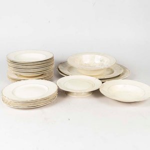Lote anterior: 28 Piezas de loza inglesa Myott son & co. Color crema borde dorado. Piezas craqueladas y algunas con cascaduras Medidas: 25 cm