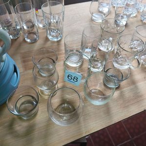 Lote siguiente: Juego de 12 Vasos y Copas de Vidrio Transparente