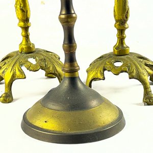 Tres candeleros en bronce diferentes de 19 y 24 cm - imagen 3