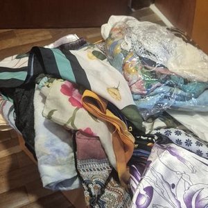 Caja con Pañuelos y Pañoletas de Seda de Diversas Regiones - imagen 4
