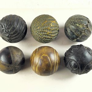Seis Esferas Decorativas de Madera Tallada - imagen 2