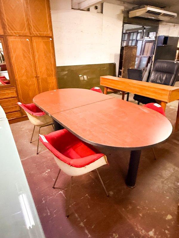 Mesa de Comedor Extensible Roja con Sillas Estilo Moderno