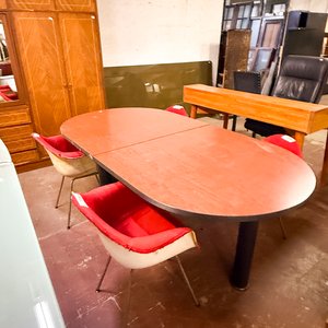 Lote siguiente: Mesa de Comedor Extensible Roja con Sillas Estilo Moderno
