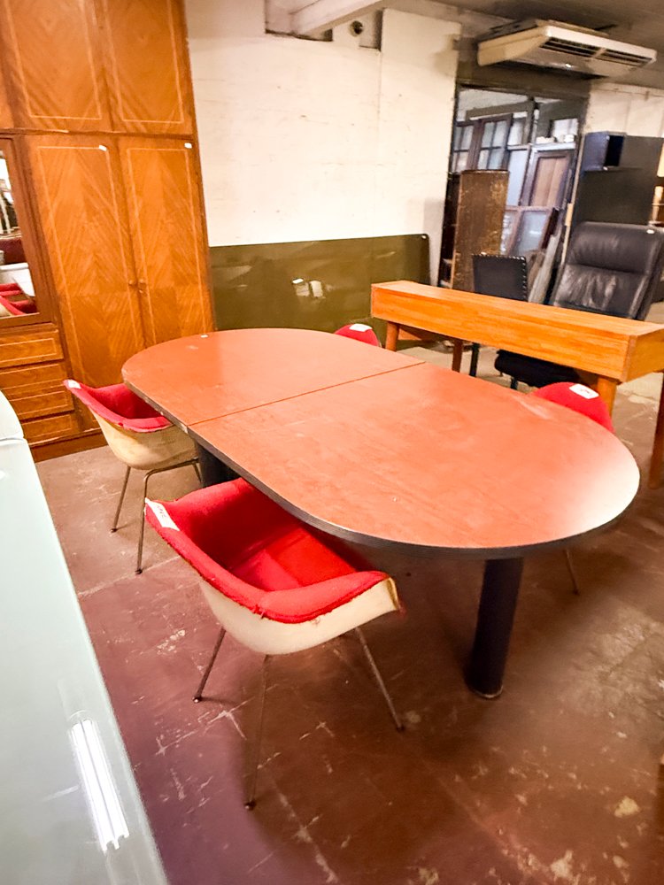 Mesa de Comedor Extensible Roja con Sillas Estilo Moderno