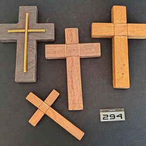 Lote anterior: Conjunto de 4 Cruces Religiosas de Madera con Detalles Metálicos