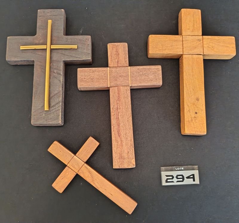 Conjunto de 4 Cruces Religiosas de Madera con Detalles Metálicos