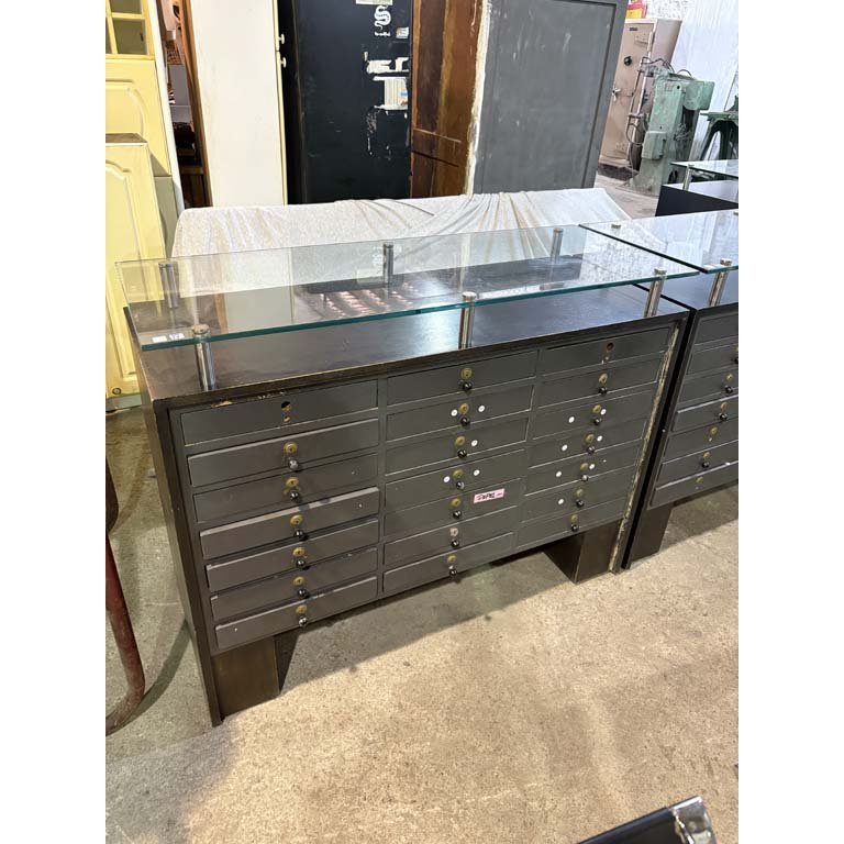 Lote anterior: Mueble bajo con cajones y tapa de vidrio