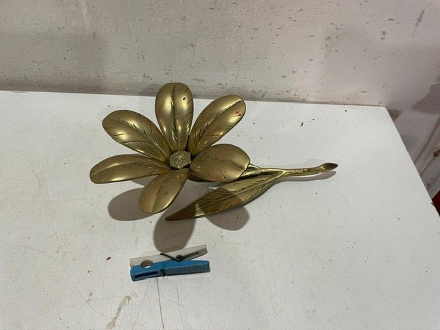 Flor en bronce con bolígrafo azul - imagen 3