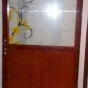 Lote siguiente: PUERTA INTERIOR EN ALUMINIO CON VIDRIO MOTIVO FLORES AMARILLAS -MEDIDAS 0.80X2MTS SIN PICAPORTE
