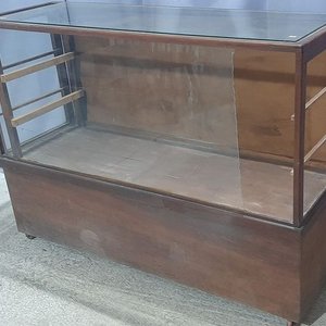 Vitrina Exhibidora de Madera con Vidrios y Ruedas - imagen 3