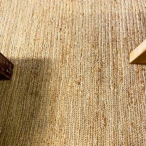 Mesa de centro de madera rústica con tallados y alfombra de yute - imagen 3