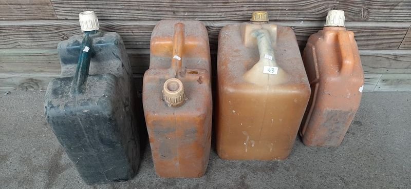 Bidones de combustible de plástico en buen estado - imagen 2