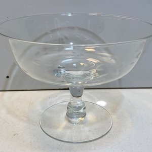 Lote de 8 piezas de bazar de vidrio: jarra, compotera, bowl, vasos, florero y lecherita - imagen 3