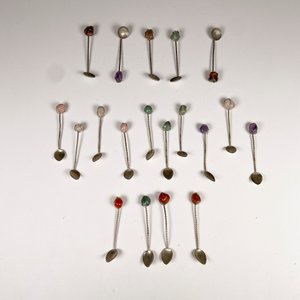 Diecinueve Cucharitas de Metal con Ágatas de Colores - imagen 2