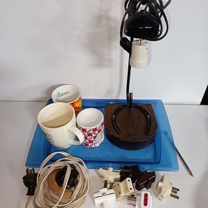 Bandeja Azul, Lámpara de Mesa y Tazas Decoradas - imagen 1