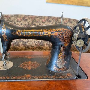 Máquina de Coser Singer Antigua con Mueble de Madera y Hierro Forjado - imagen 4