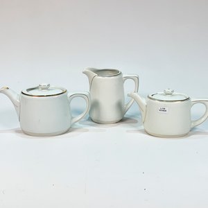 Juego de Loza Alemana Blanca con Guarda Dorada: Tetera, Cafetera y Lechera - imagen 1