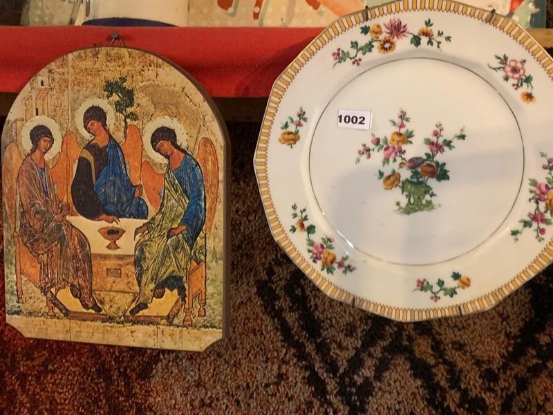 Lote siguiente: Plato decorativo con soporte metálico y cuadro de la Trinidad