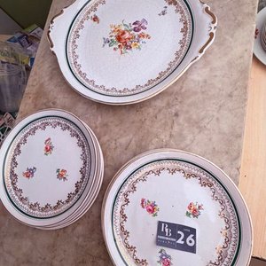 Fuente y 6 Platos de Porcelana con Flores y Bordes Dorados - imagen 5
