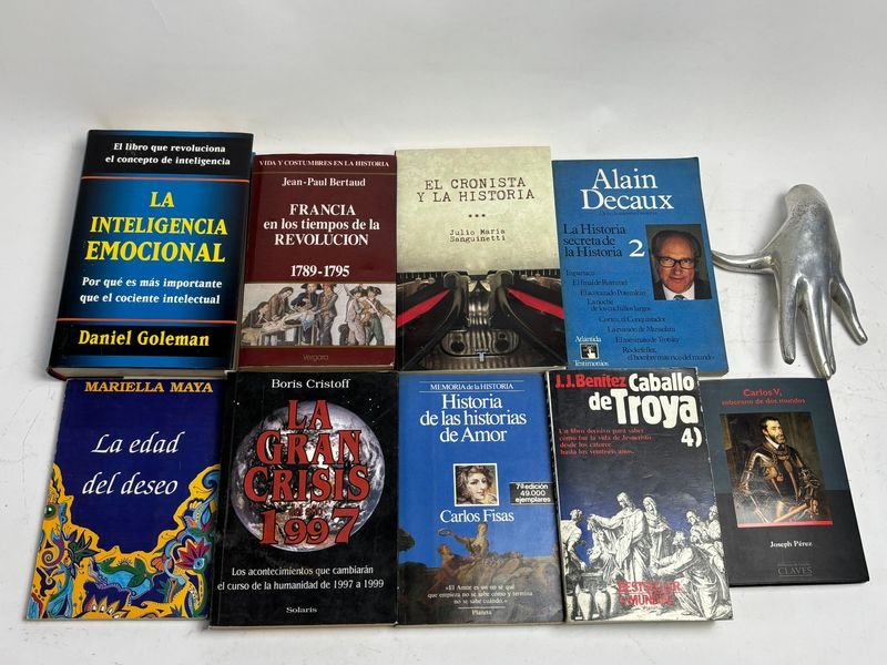 Lote siguiente: Libros de ensayo y divulgación histórica
