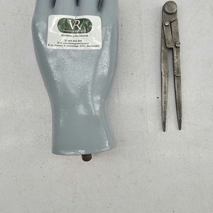 Antiguo Compás de Hierro con Soporte de Mano - imagen 2