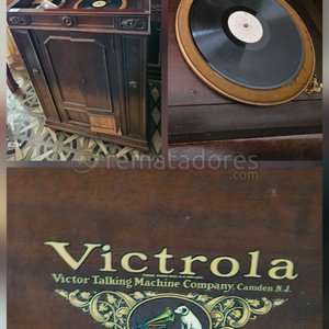 Lote siguiente: Victrola "His Master's Voice" Tocadiscos Antiguo