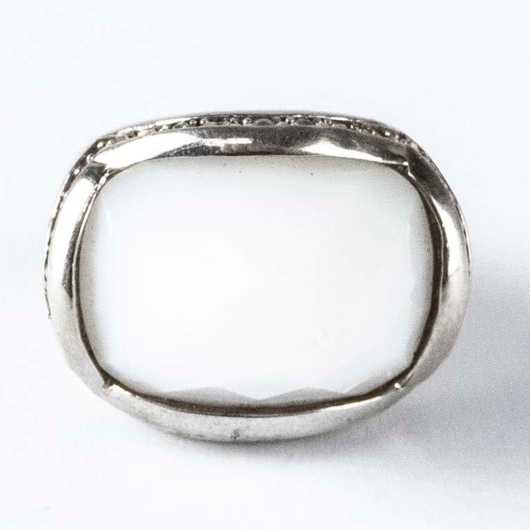 Lote siguiente: Anillo de plata con piedra preciosa