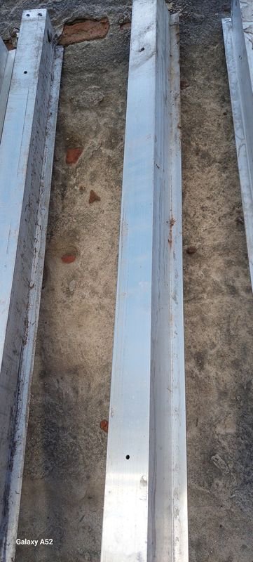 Pile de barras de hierro largas y gruesas - imagen 2