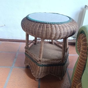 Juego de 2 Mesas Auxiliares de Ratan con Vidrio y Diseño de Dos Niveles - imagen 2
