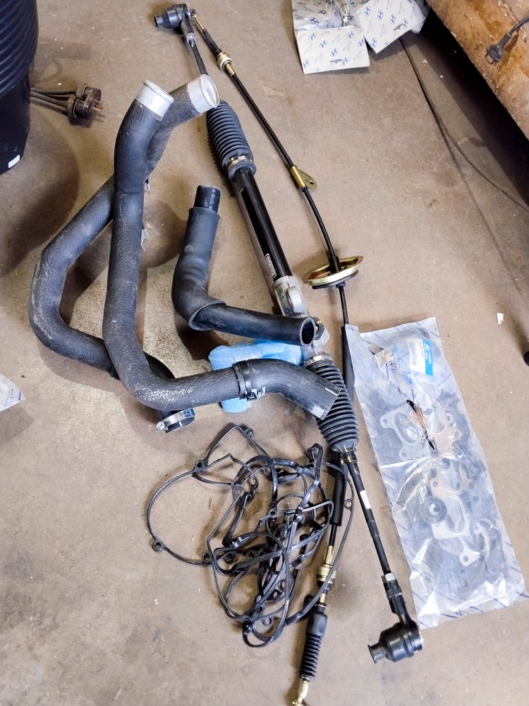 Lote de Repuestos Nuevos Hyundai: Cables de Transmisión, Juntas y Más