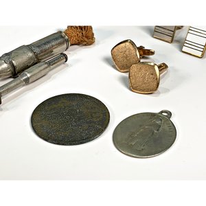 Lote de Encendedores, Gemelos, Abrecarta Espada, Figura Religiosa y Más - imagen 6
