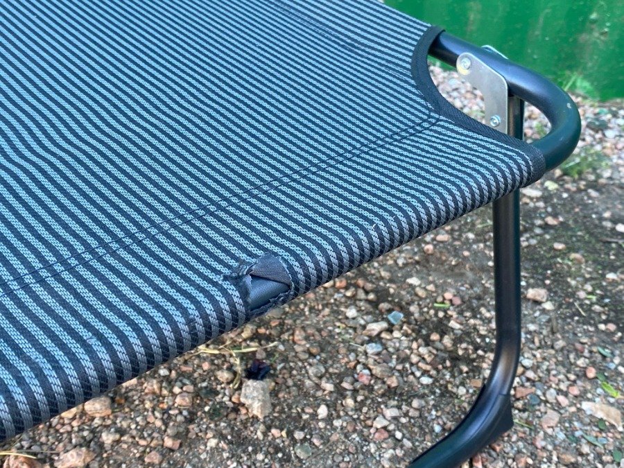 Catre plegable para camping con estructura de metal y asiento textil - imagen 4