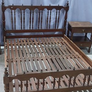 Lote siguiente: Cama de 2 Plazas con 2 Mesas de Luz de Madera