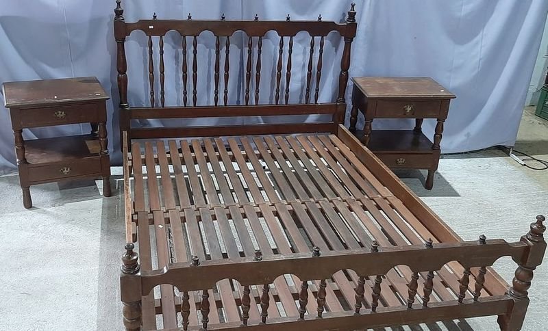 Cama de 2 Plazas con 2 Mesas de Luz de Madera