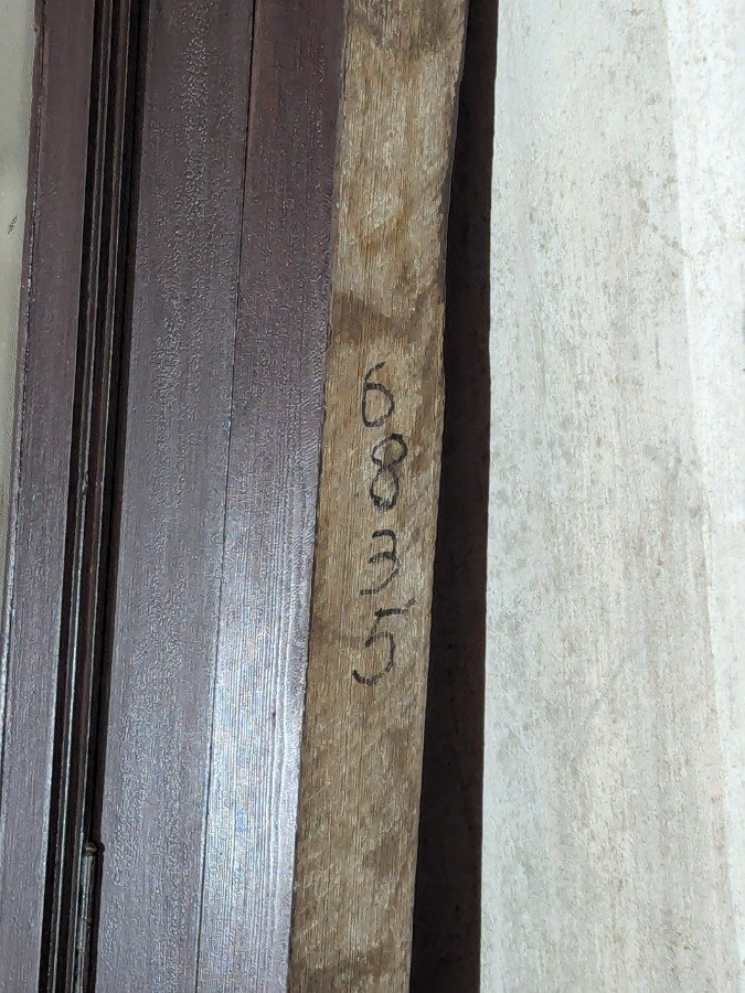 Puerta de frente antigua en cedro con reja y marco de pinotea - imagen 9