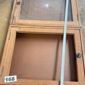 Dos Archivadores de Madera con Puertas de Vidrio - imagen 3
