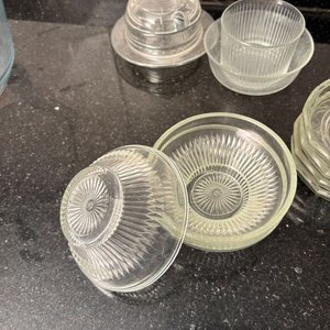 Lote de 11 Artículos de Vidrio: Bowl, Fuente, Azucarero y Pocillos - imagen 7
