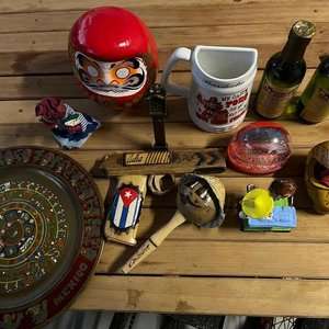 Lote de 12 Souvenirs de Viajes Variados: Marcos de Fotos, Botellas, y Más - imagen 1