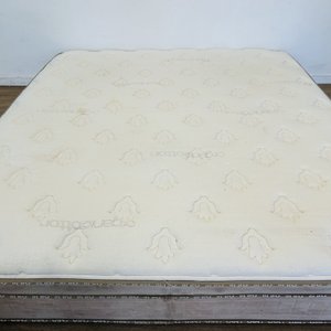 Lote siguiente: Colchón King de Resortes 180x200x28cm