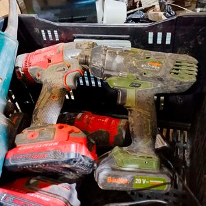Lote de 7 Herramientas Eléctricas: Taladros, Amoladora Recta y Atornilladores - imagen 4