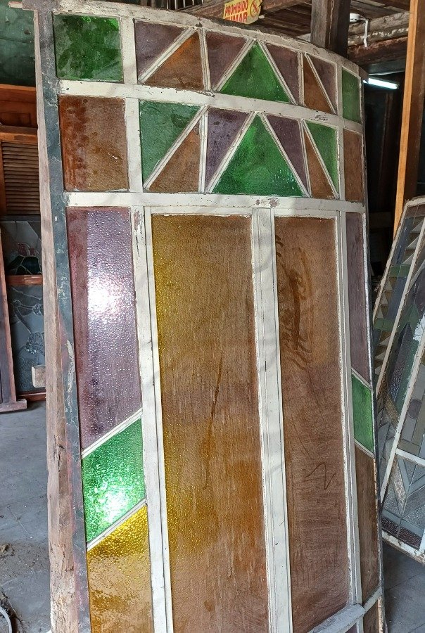 Ventana antigua curva con vidrio fantasía de colores - imagen 8